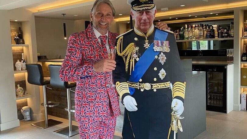 Fogarty brinda col Re d'Inghilterra... in cartone