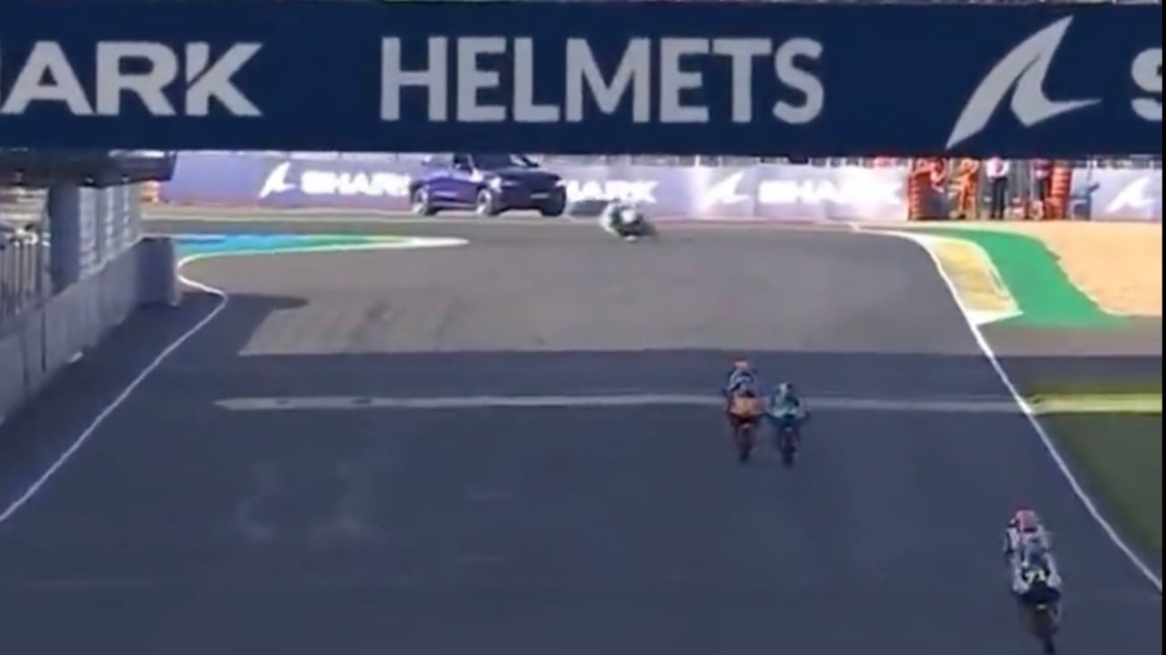 Incredibile a Le Mans: un'auto in pista durante la FP1 della Moto3!