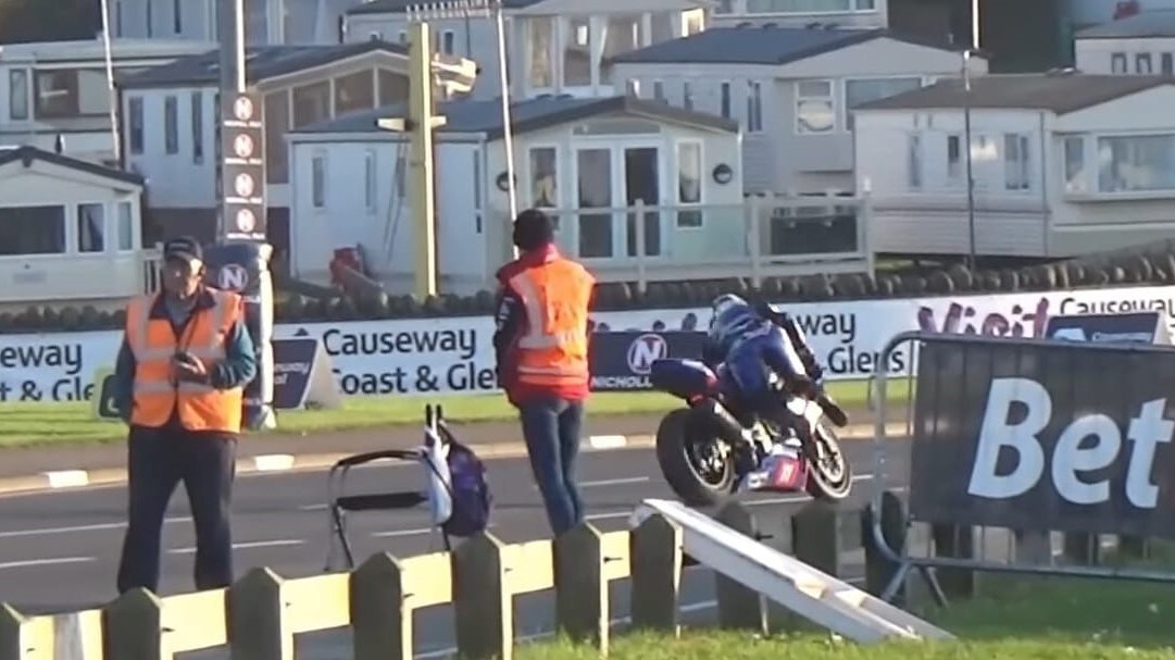NW200: Bonetti protagonista di un salvataggio “alla Randy Mamola”