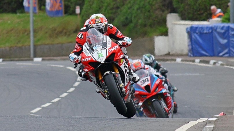 NW200, ottava meraviglia: Glenn Irwin trionfa in Superbike con la Ducati