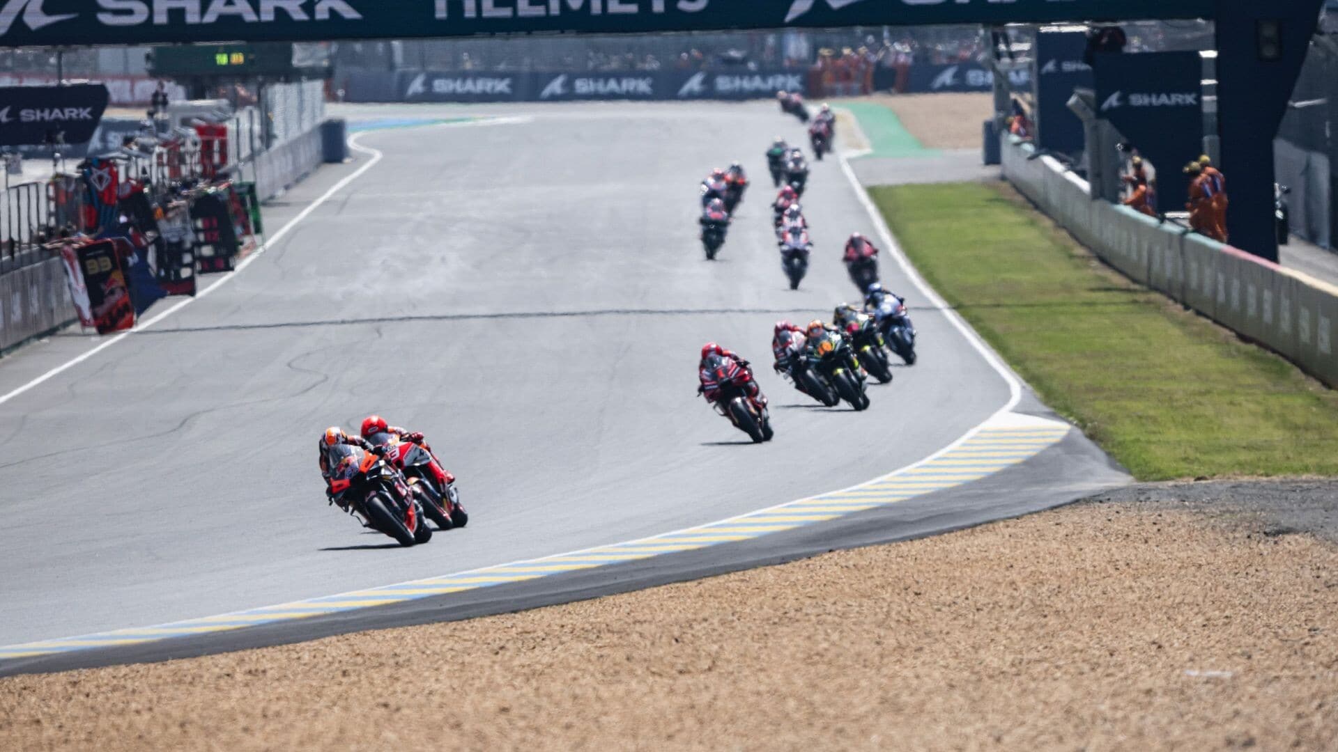 GP Francia, le foto più clamorose della MotoGP di oggi