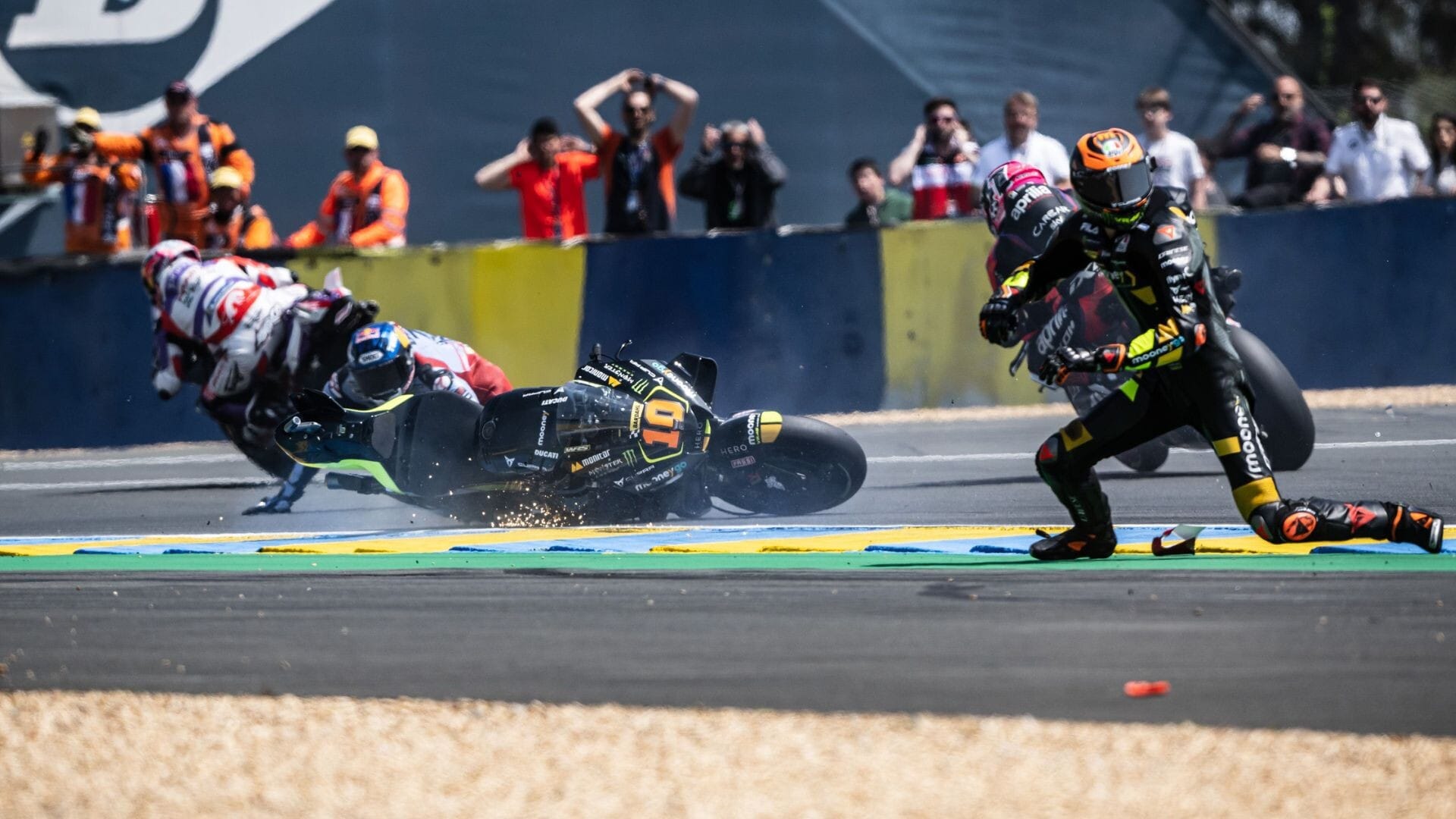 GP Francia, le foto più clamorose della MotoGP di oggi