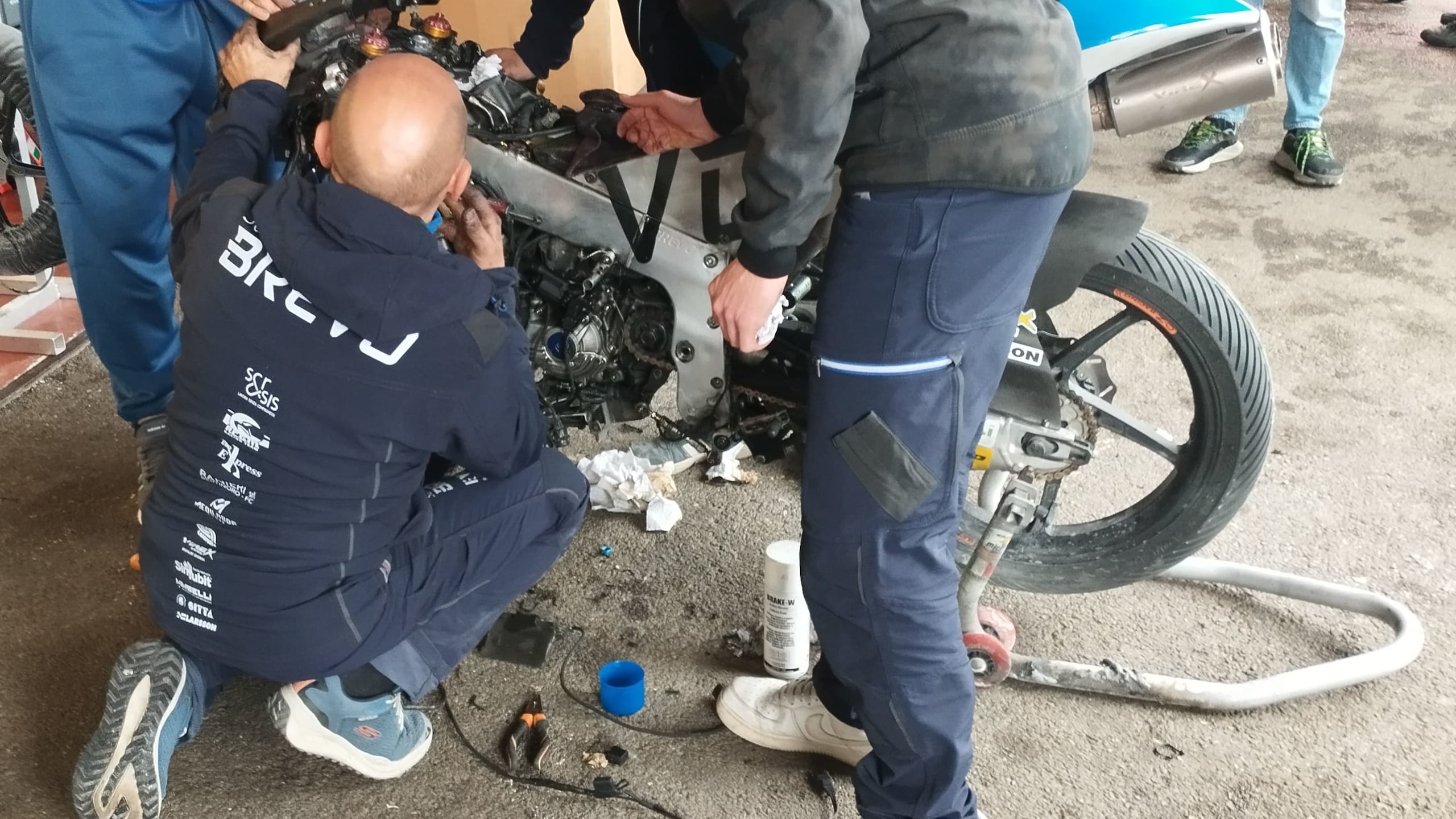 CIV, attimi di paura al Mugello: moto in fiamme nel box