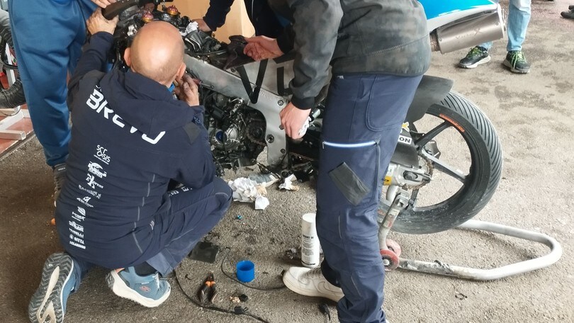 CIV, attimi di paura al Mugello: moto in fiamme nel box