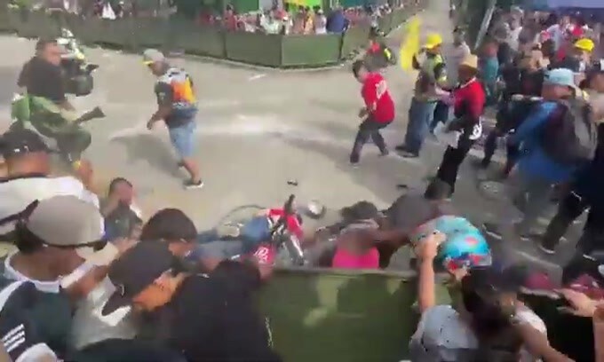 Shock in Colombia: moto travolge gli spettatori