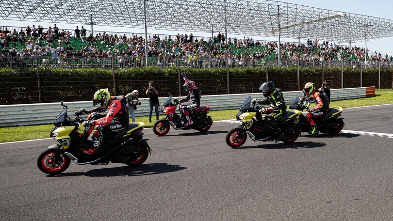 Aprilia All Stars: i piloti in bagarre a Misano... con gli scooter