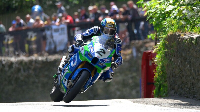 TT 2023: i piloti in azione durante le prove, tra marciapiedi e muretti