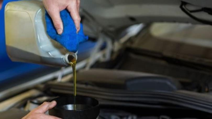 Condisce la pasta con olio motore: 50enne in gravi condizioni