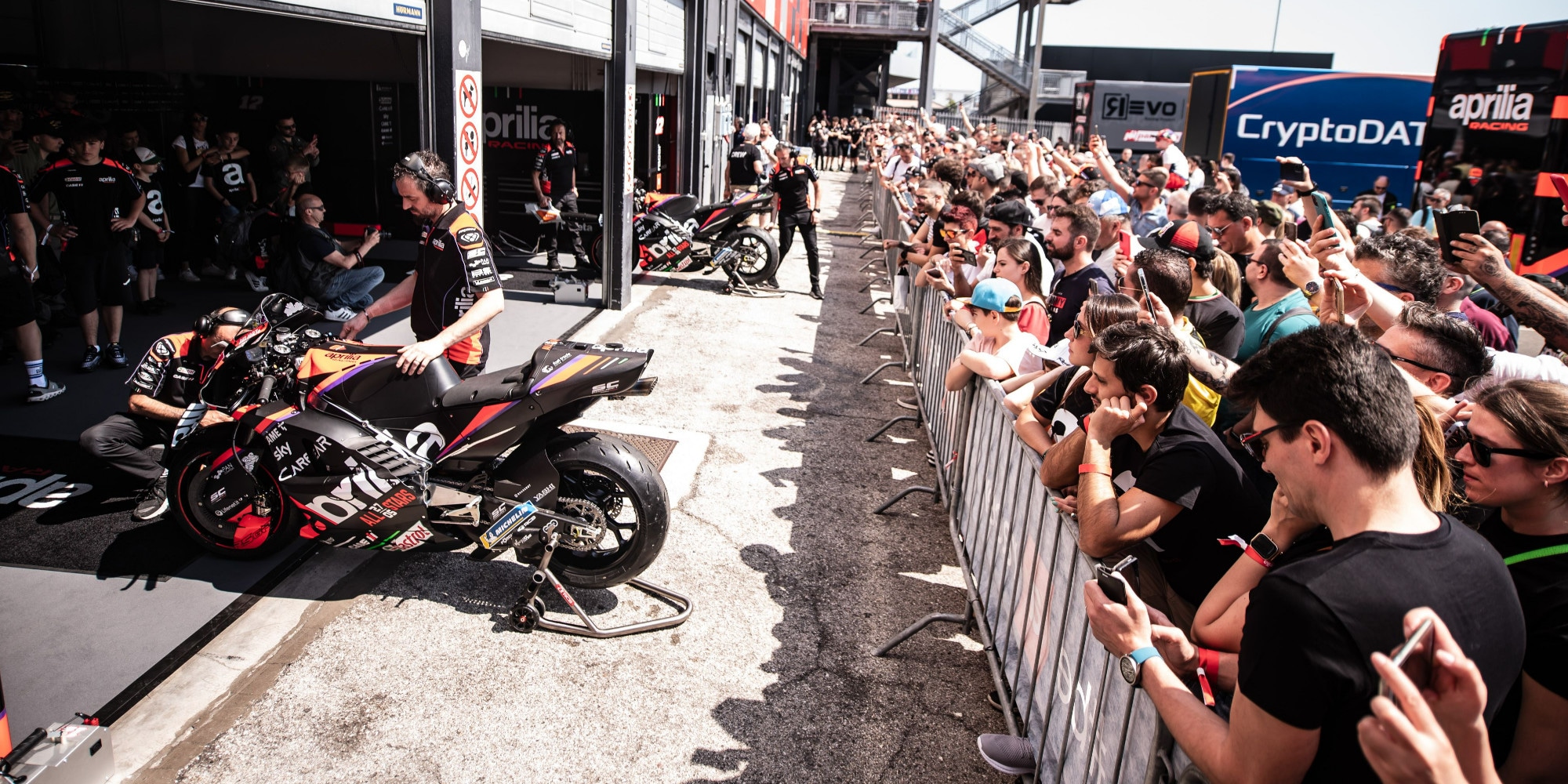 Aprilia porta la MotoGP a due passi dal Duomo di Milano