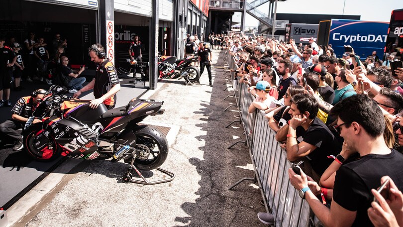Aprilia porta la MotoGP a due passi dal Duomo di Milano