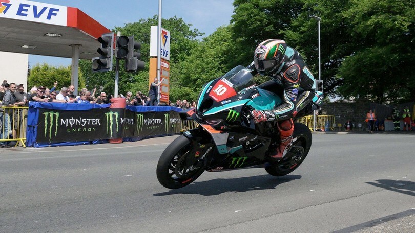 TT 2023, Hickman "spaventoso" nella Stock: vittoria a 136 mph di media!