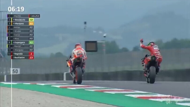 MotoGP, Mugello: Bagnaia, le foto del "vaffa" a Marc Marquez