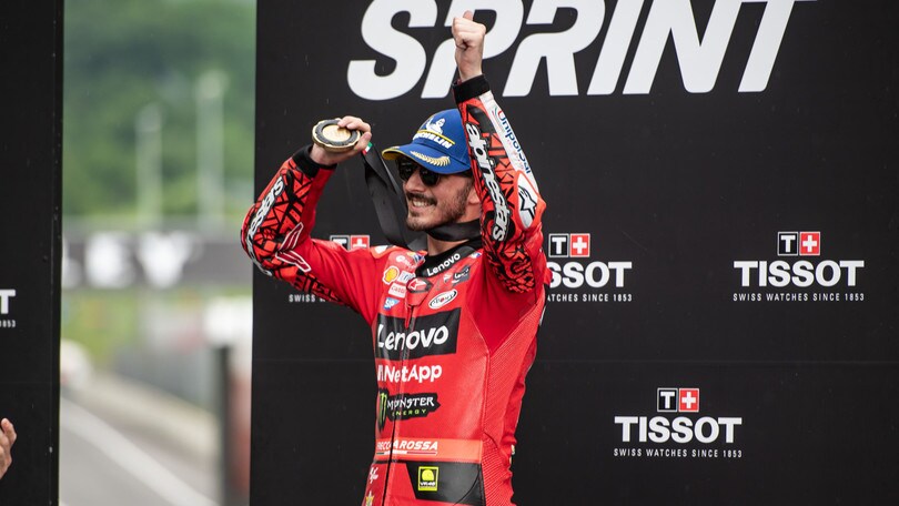 Tim accelera con la fibra: Pecco Bagnaia protagonista del nuovo spot