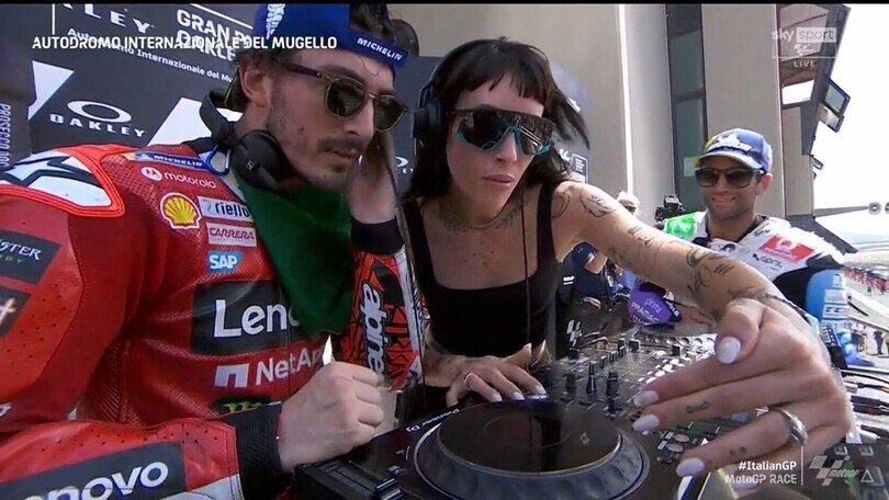 GP Italia, Bagnaia diventa DJ sul podio del Mugello