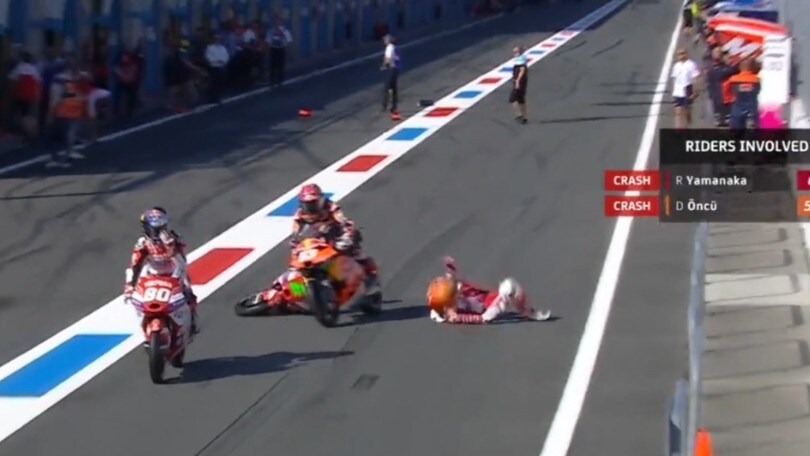 Moto3, l’incredibile incidente causato da Yamanaka in pit lane