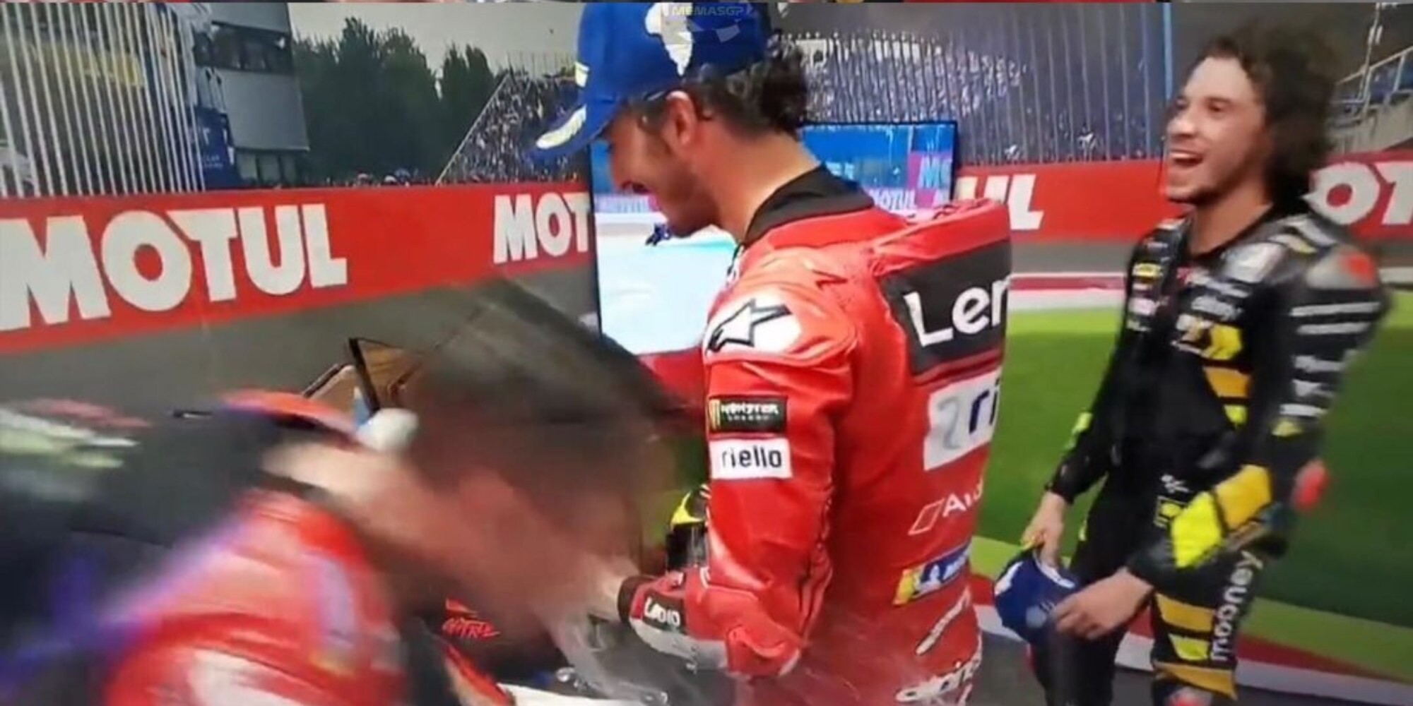 MotoGP Olanda: l'esilarante retropodio tra Bagnaia e Bezzecchi