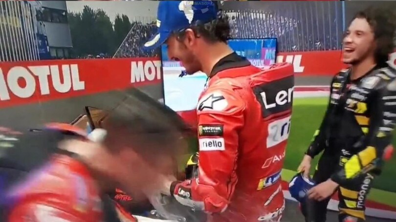 MotoGP Olanda: l'esilarante retropodio tra Bagnaia e Bezzecchi