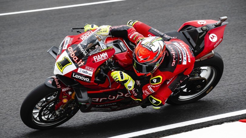SBK, Bautista implacabile: Ducati vince a Donington dopo 12 anni