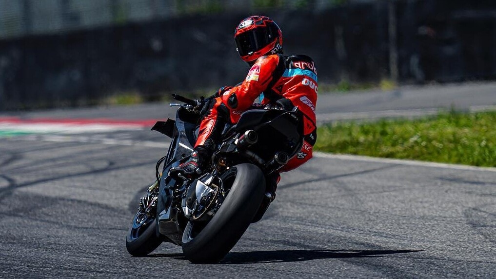 Bulega nuovamente in pista con la V4R, in attesa del salto in Superbike