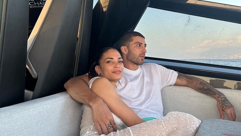 Andrea Iannone ed Elodie, vacanze d'amore in barca