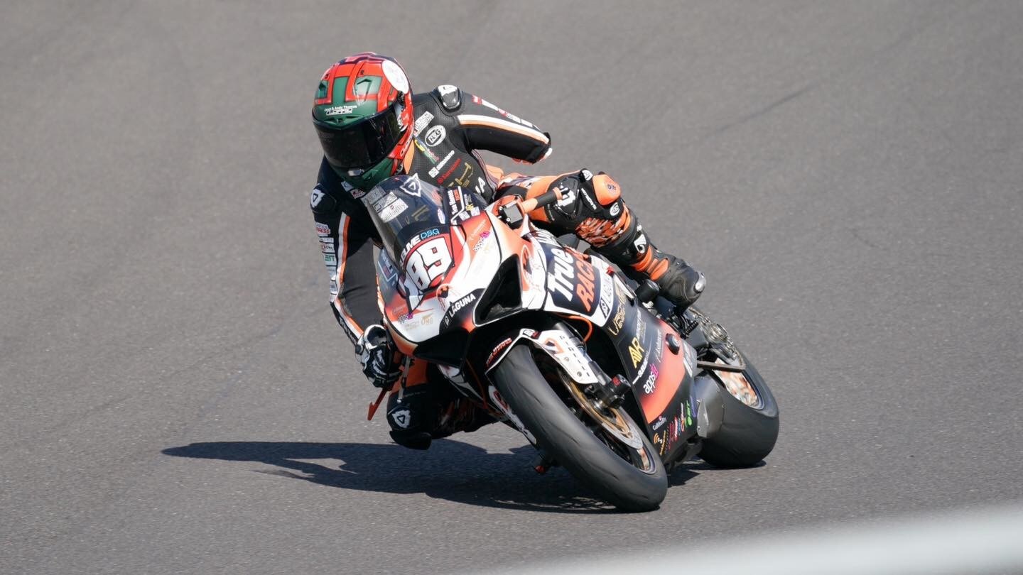 Al via di una road race con un braccio solo: la passione infinita di Chris Ganley