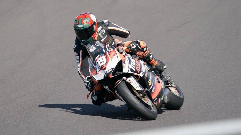 Al via di una road race con un braccio solo: la passione infinita di Chris Ganley