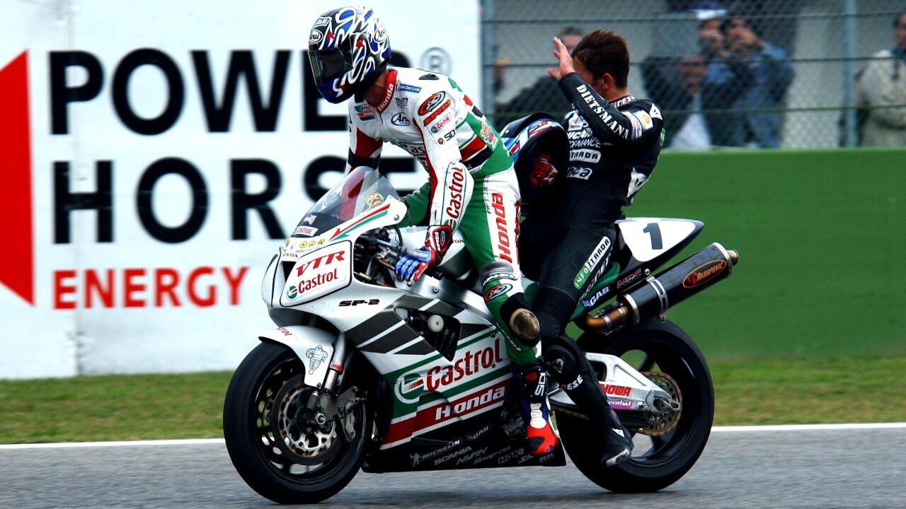 Imola SBK 2001: la spalla spezzata e il sorriso di Bayliss
