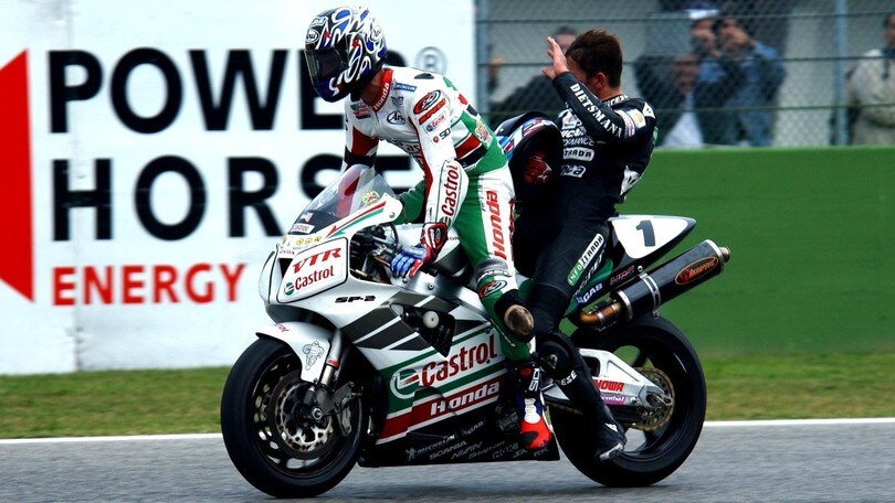 Imola SBK 2001: la spalla spezzata e il sorriso di Bayliss