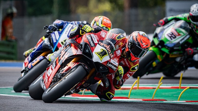 SBK, Imola è Bautistaland: vittoria in Gara 1 davanti a Razgatlioglu, 4° Locatelli