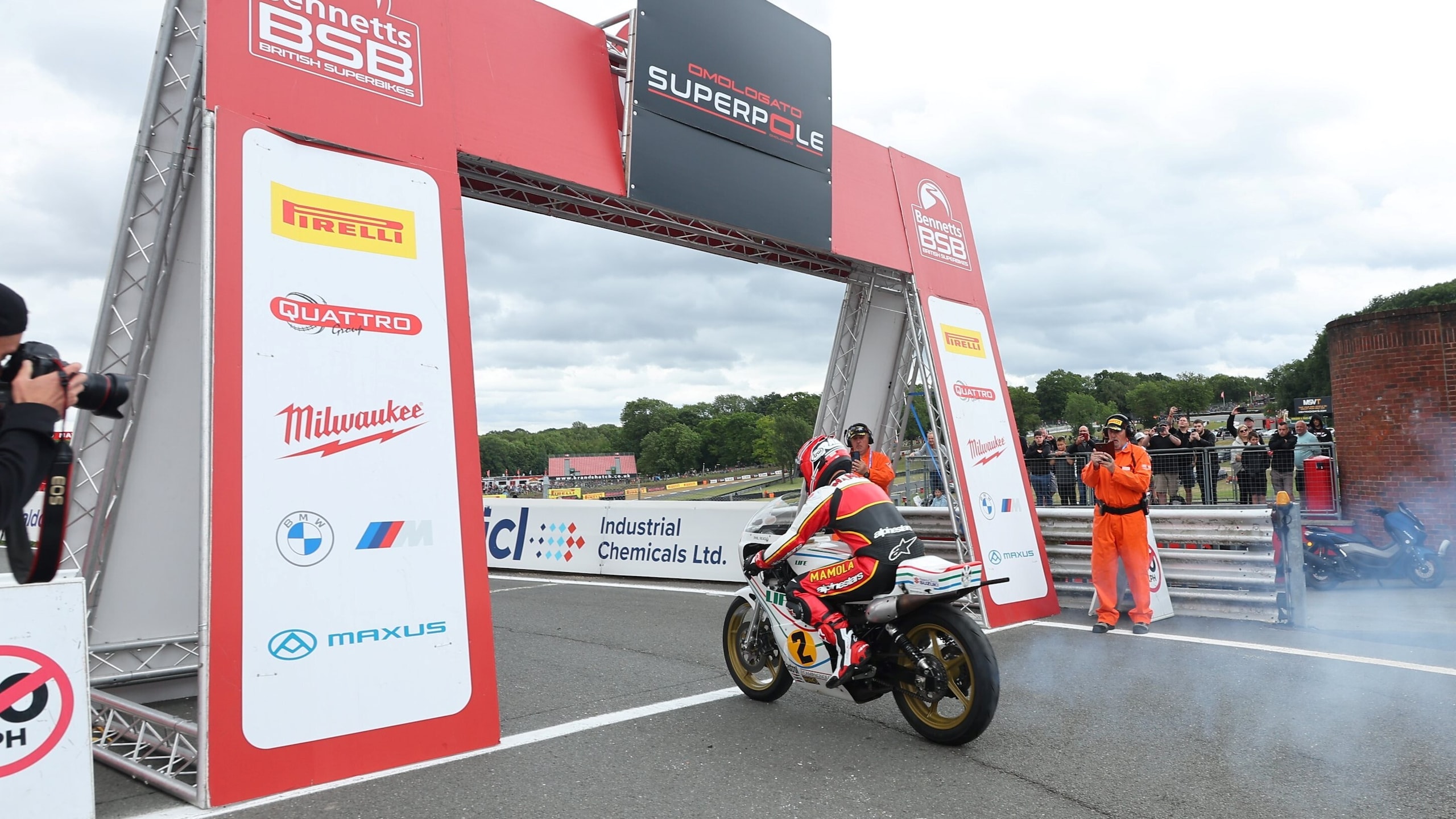 Il "ruggito" del due tempi: le iconiche 500 in pista a Brands Hatch