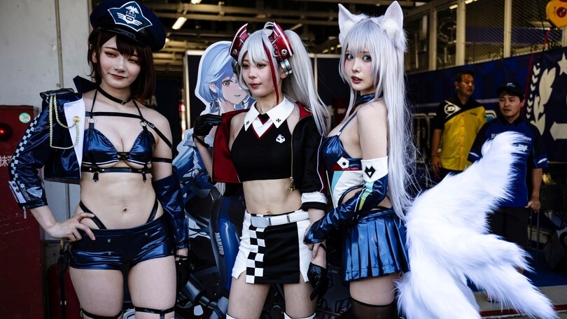 Ombrelline e... cosplayer: le ragazze della 8 Ore di Suzuka 2023