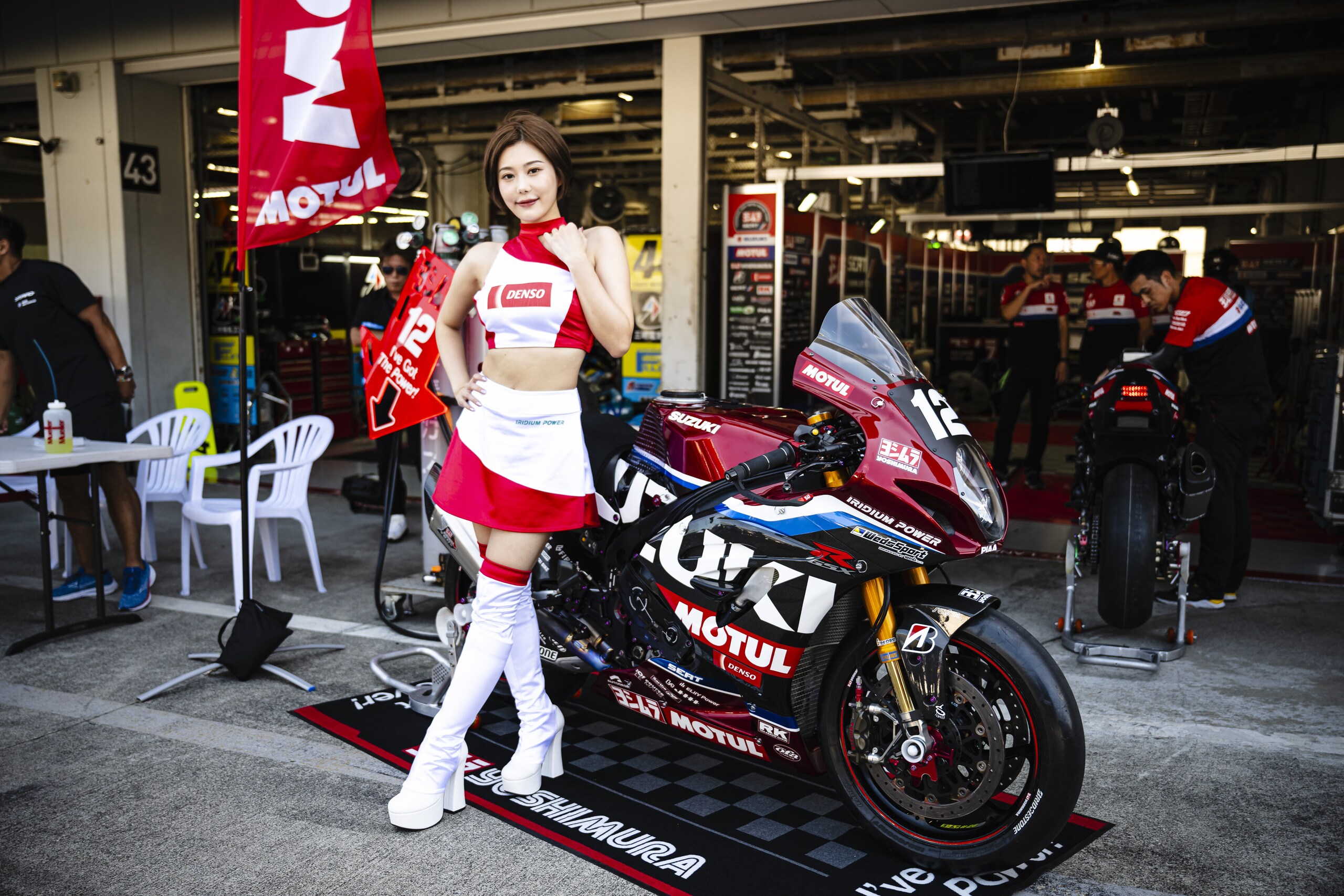 Ombrelline e... cosplayer: le ragazze della 8 Ore di Suzuka 2023