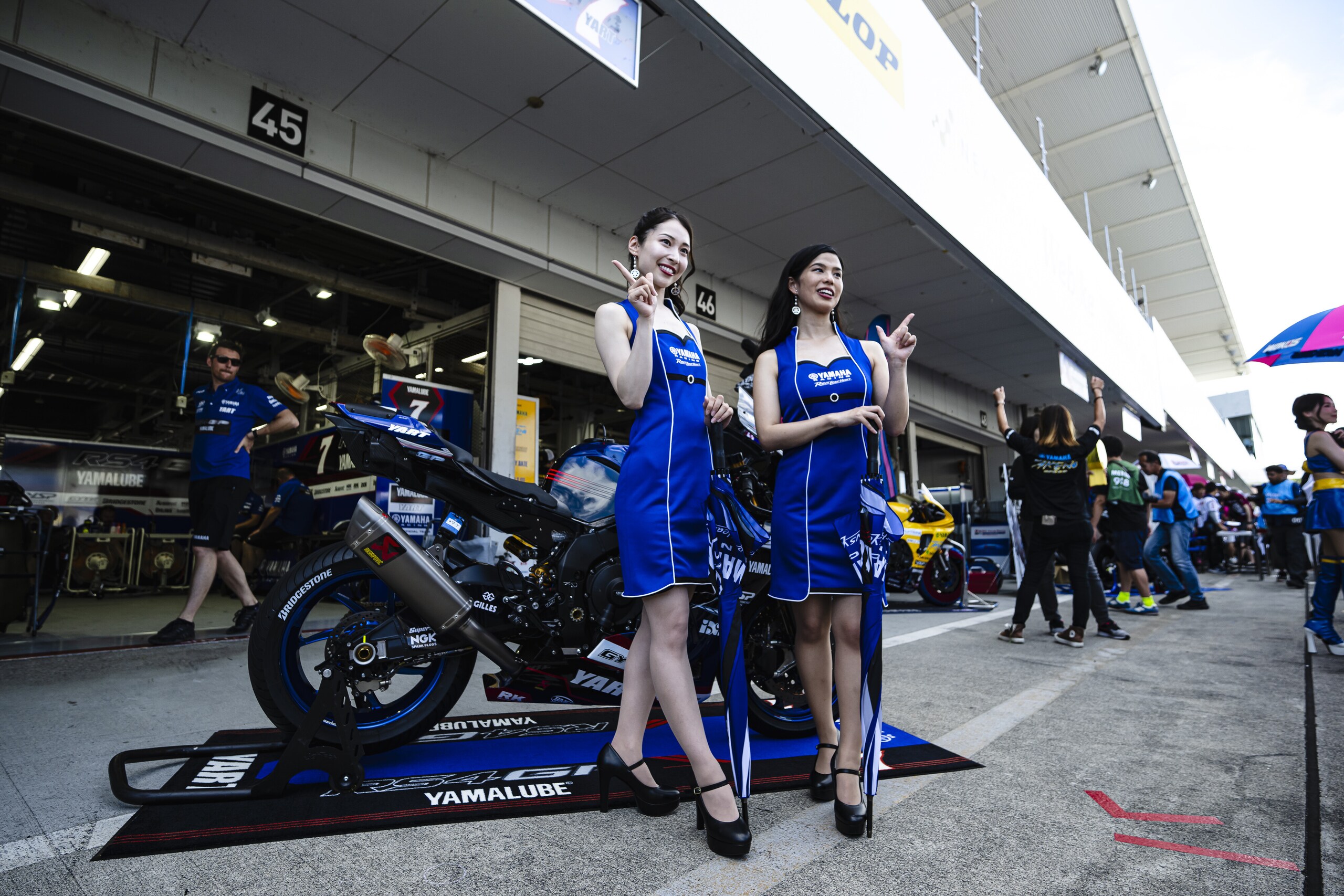 Ombrelline e... cosplayer: le ragazze della 8 Ore di Suzuka 2023
