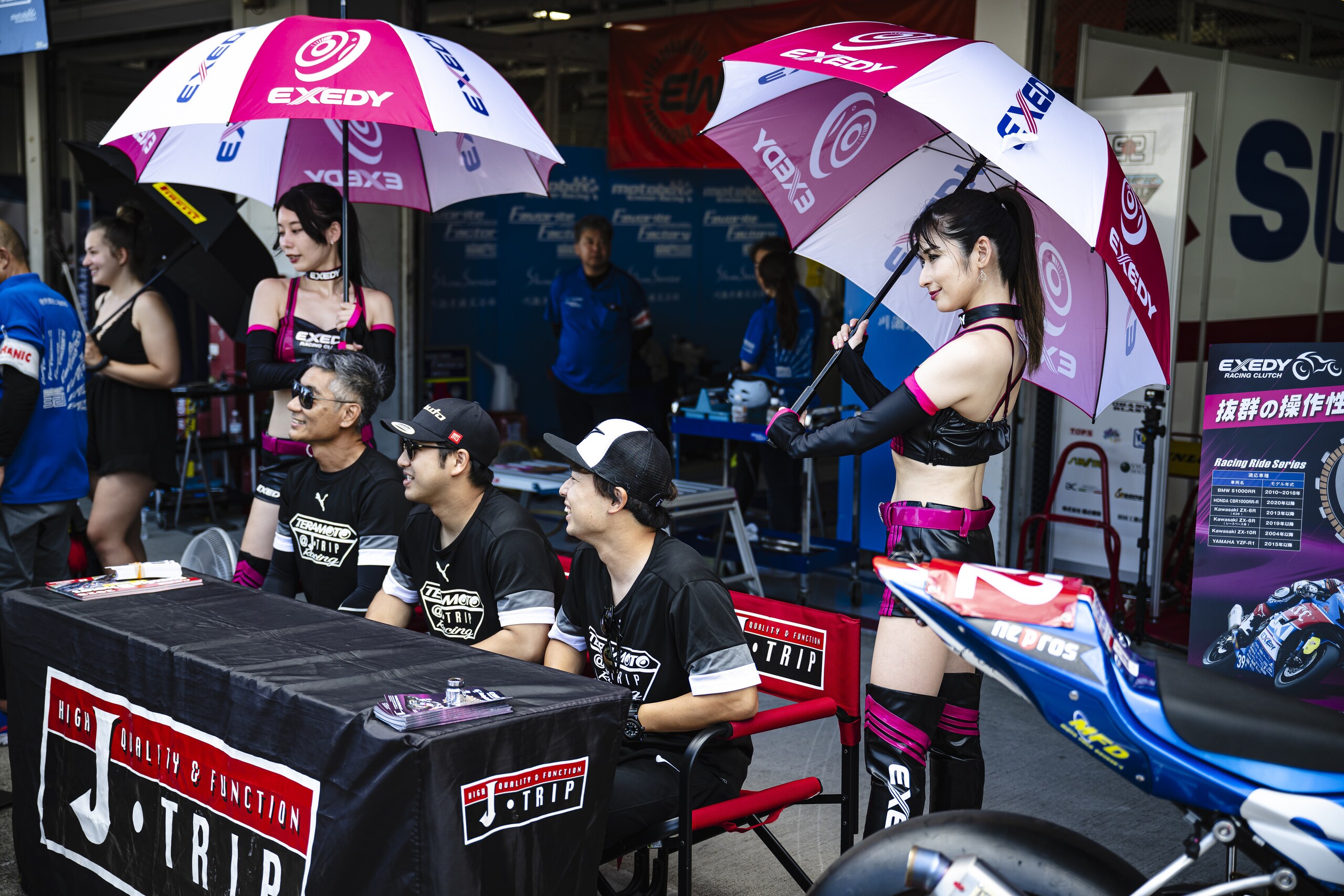 Ombrelline e... cosplayer: le ragazze della 8 Ore di Suzuka 2023