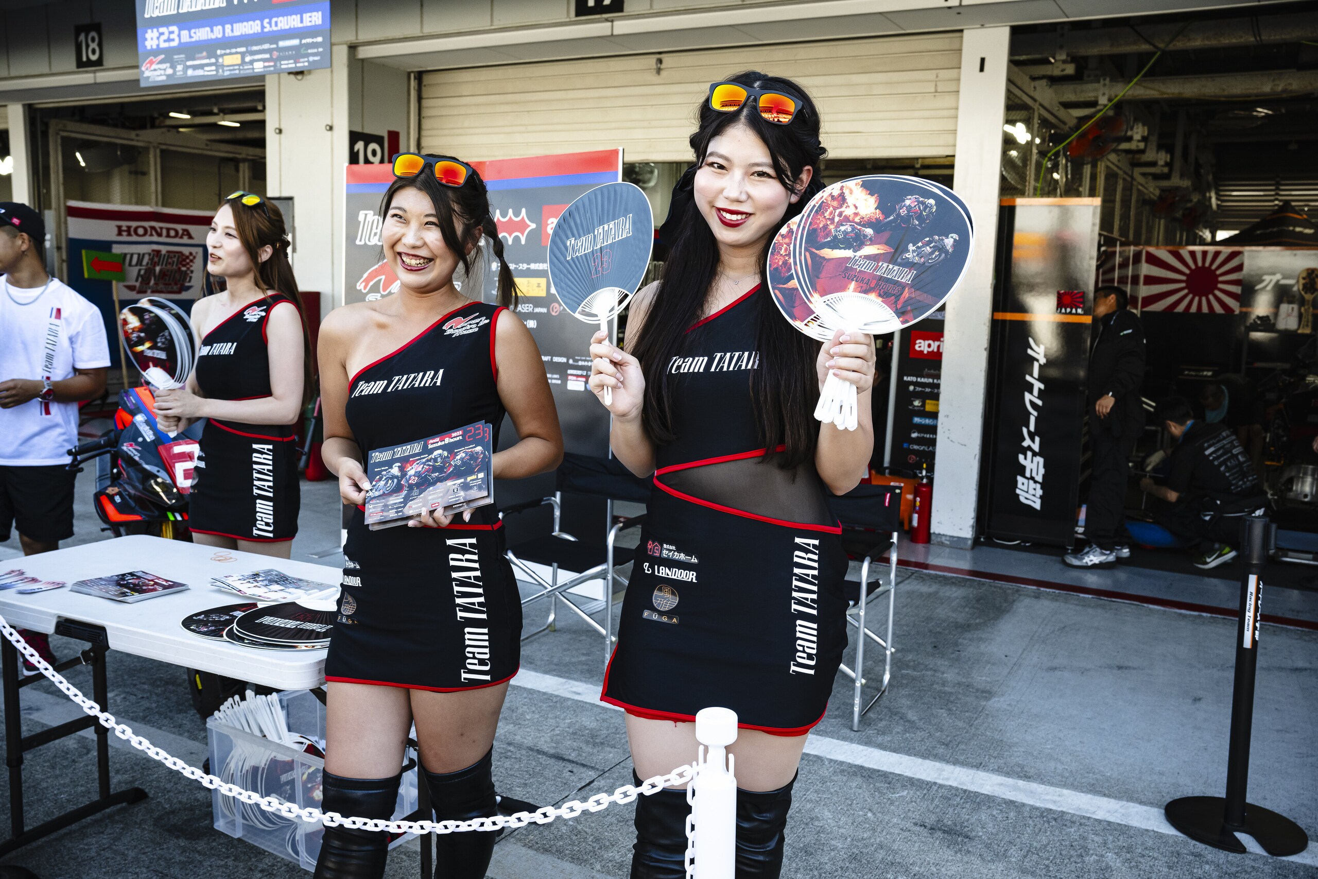Ombrelline e... cosplayer: le ragazze della 8 Ore di Suzuka 2023