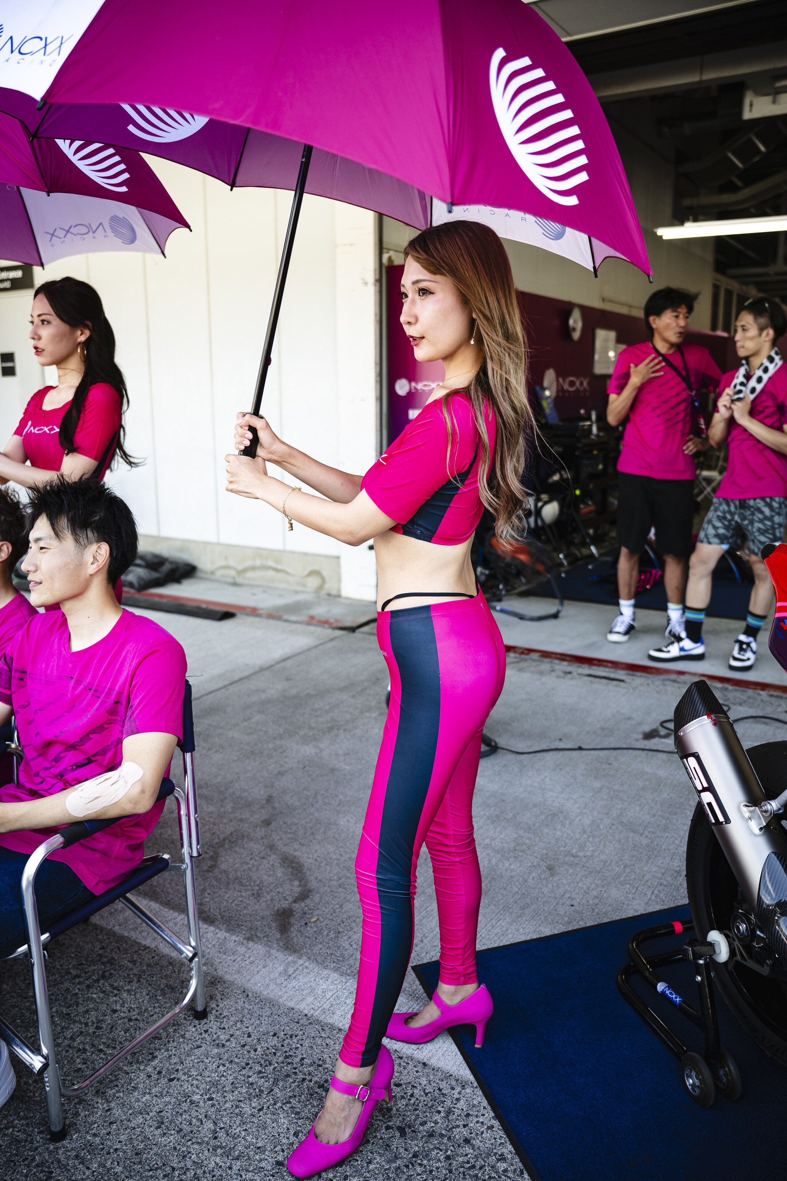 Ombrelline e... cosplayer: le ragazze della 8 Ore di Suzuka 2023
