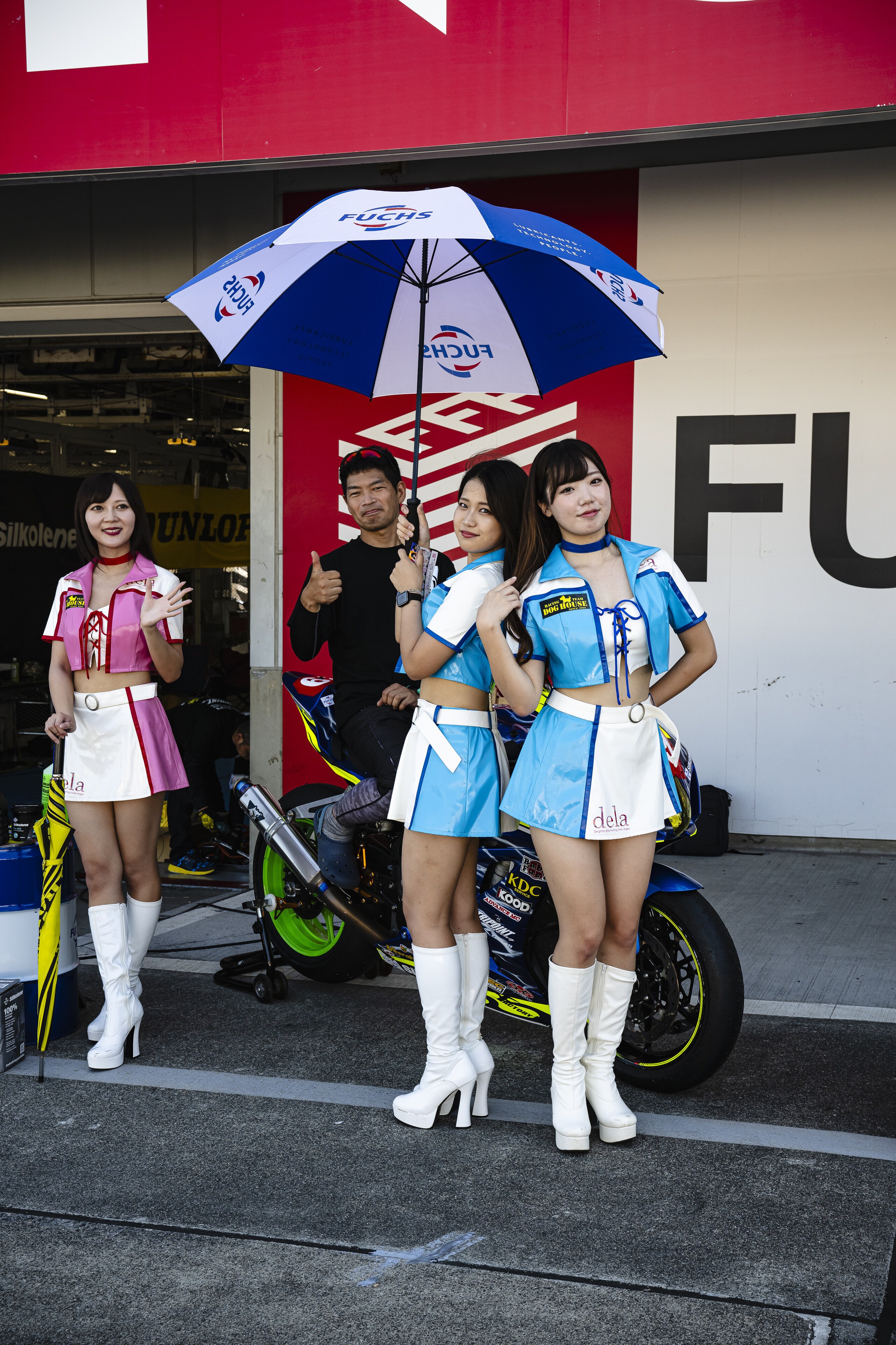 Ombrelline e... cosplayer: le ragazze della 8 Ore di Suzuka 2023