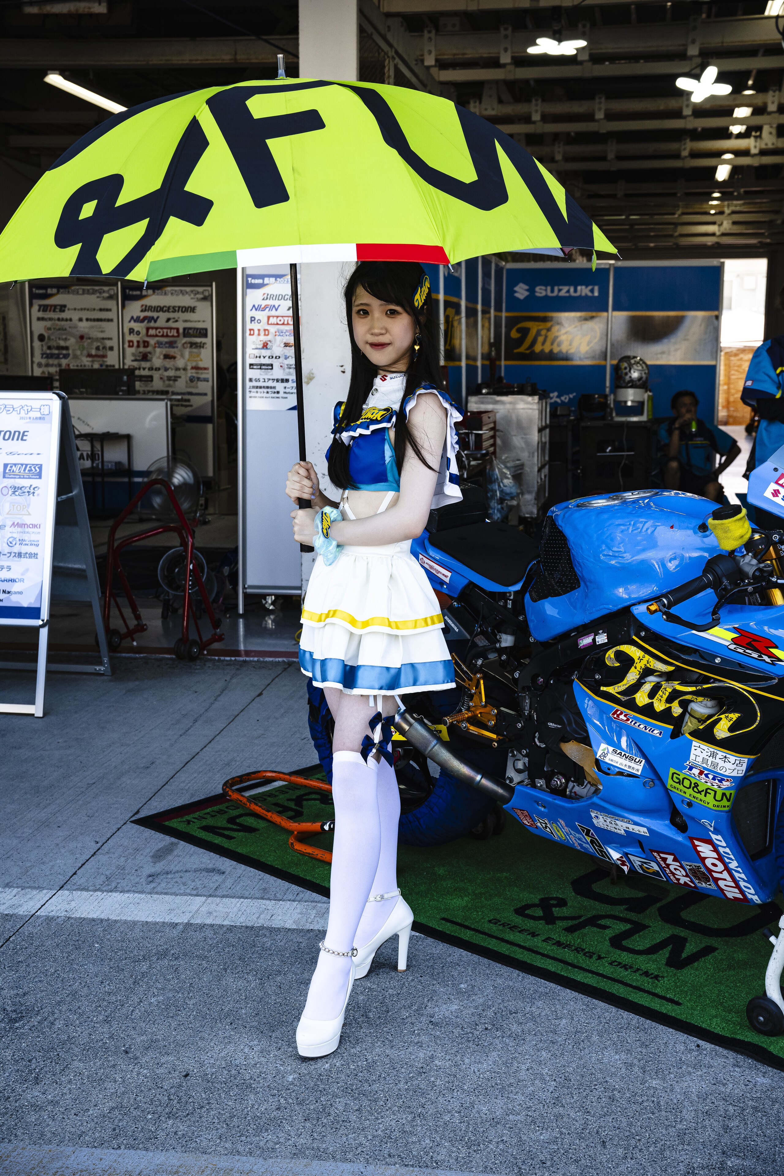 Ombrelline e... cosplayer: le ragazze della 8 Ore di Suzuka 2023