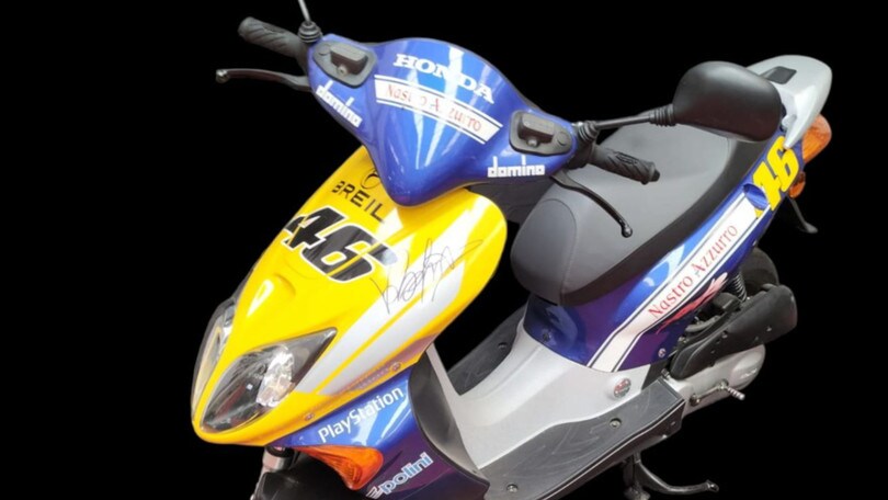 Valentino Rossi, all'asta lo scooter autografato