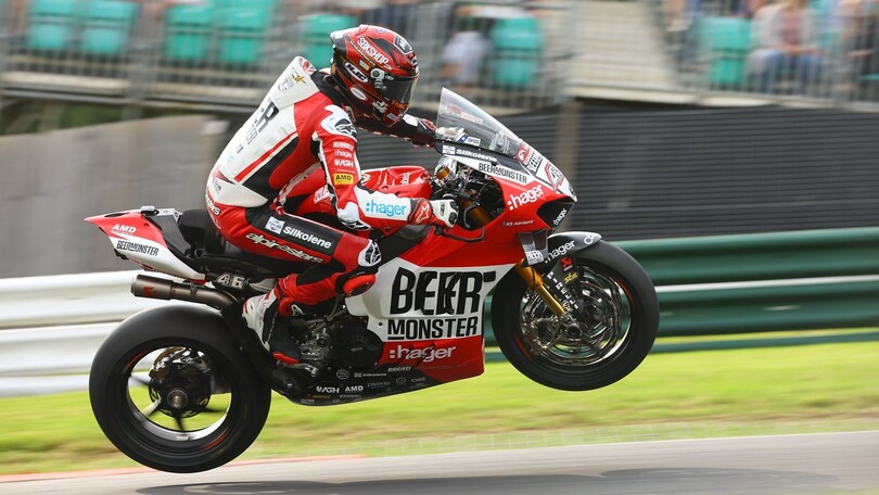 BSB, Irwin e Bridewell stellari: tripletta Ducati a Cadwell Park