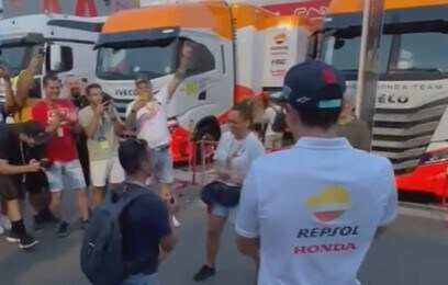 Marc Marquez, complice di una proposta di nozze nel paddock