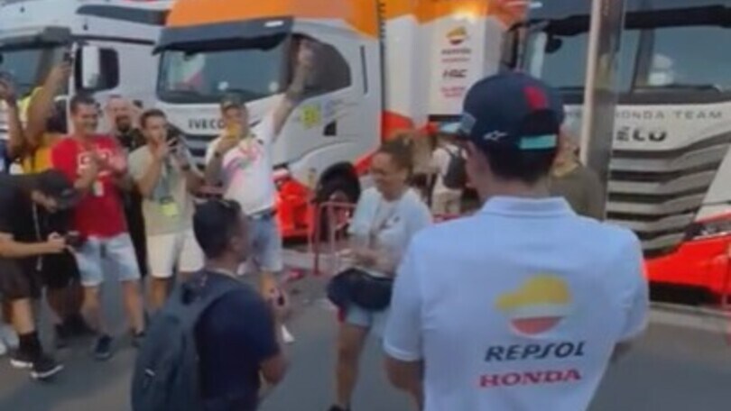 Marc Marquez, complice di una proposta di nozze nel paddock
