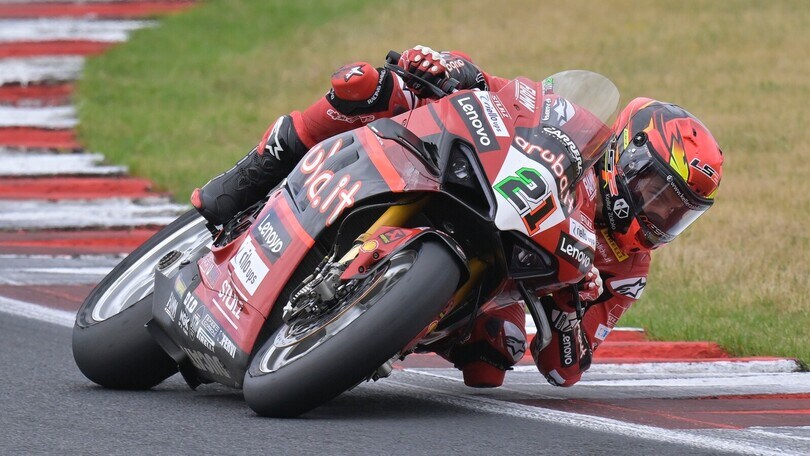 SBK Magny-Cours: Rinaldi svetta in FP2 tra le bandiere rosse, Razgatlioglu 3°