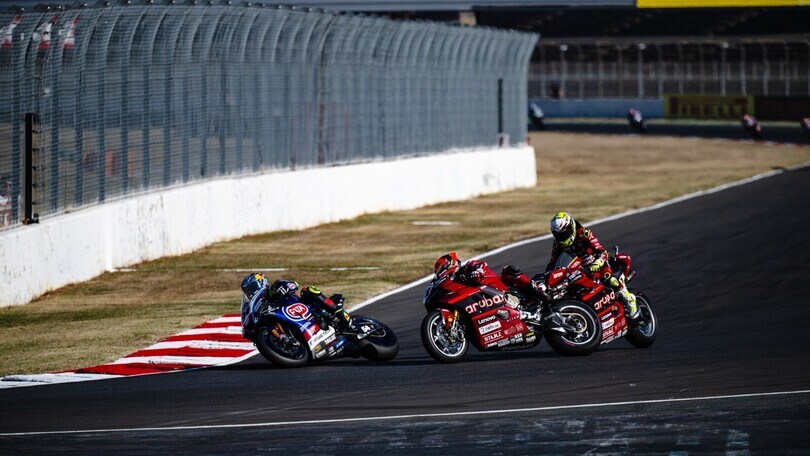 SBK, Magny - Cours: la sequenza del botto Bautista - Rinaldi in Superpole Race