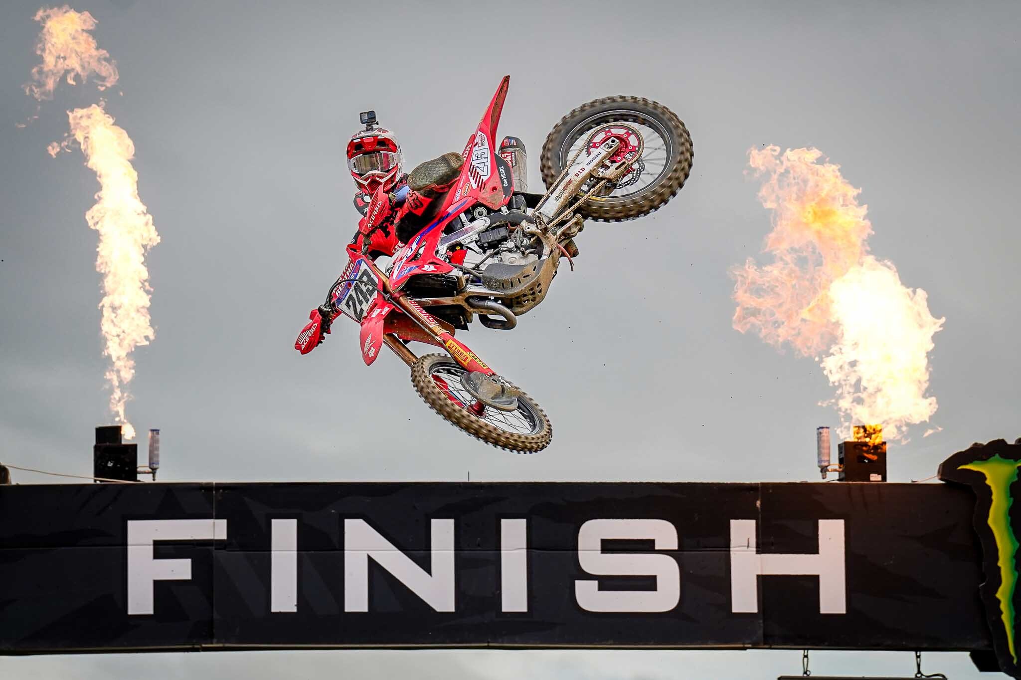 Gajser chiude la MXGP 2023 con un acuto