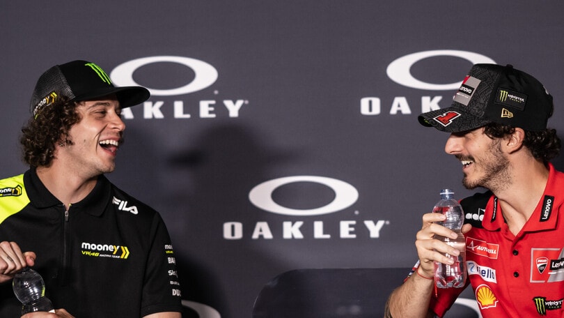 MotoGP, Bezzecchi "sfotte" Bagnaia: "Quando mi vede davanti, cade"