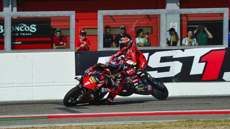 CIV SBK: la sequenza del contatto tra Lorenzo Zanetti e Michele Pirro