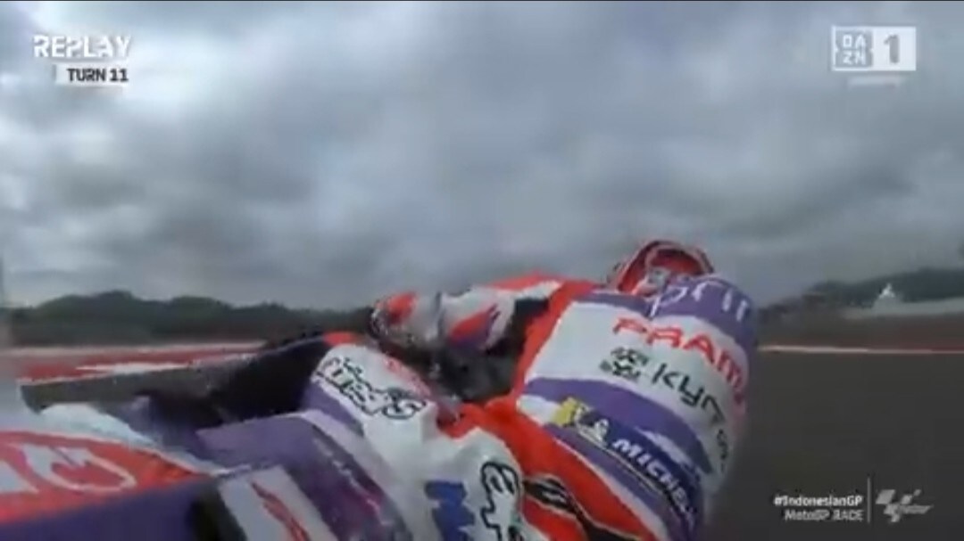 MotoGP Indonesia: Jorge Martin, le foto della clamorosa caduta