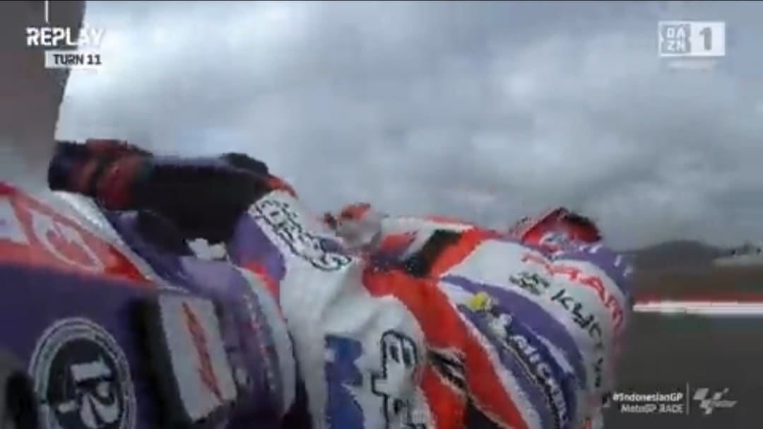 MotoGP Indonesia: Jorge Martin, le foto della clamorosa caduta