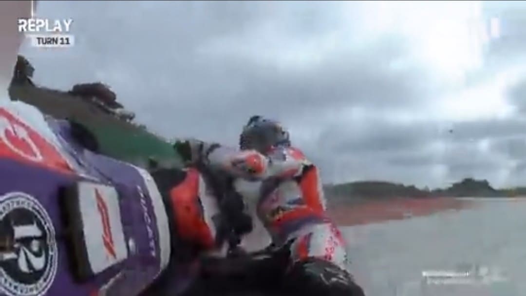 MotoGP Indonesia: Jorge Martin, le foto della clamorosa caduta